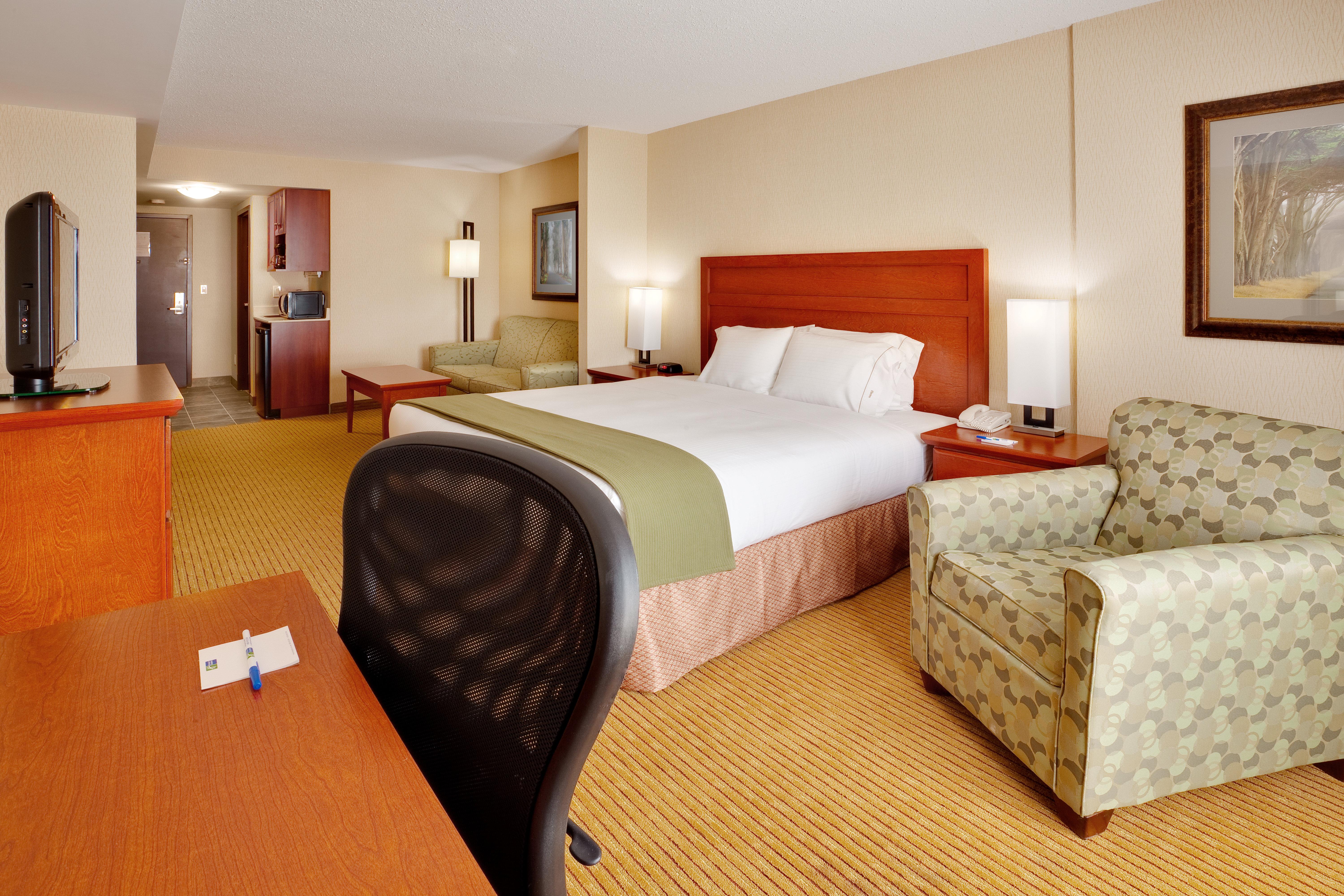 Holiday Inn Express Hotel & Suites Clarington - Bowmanville By Ihg Exterior photo