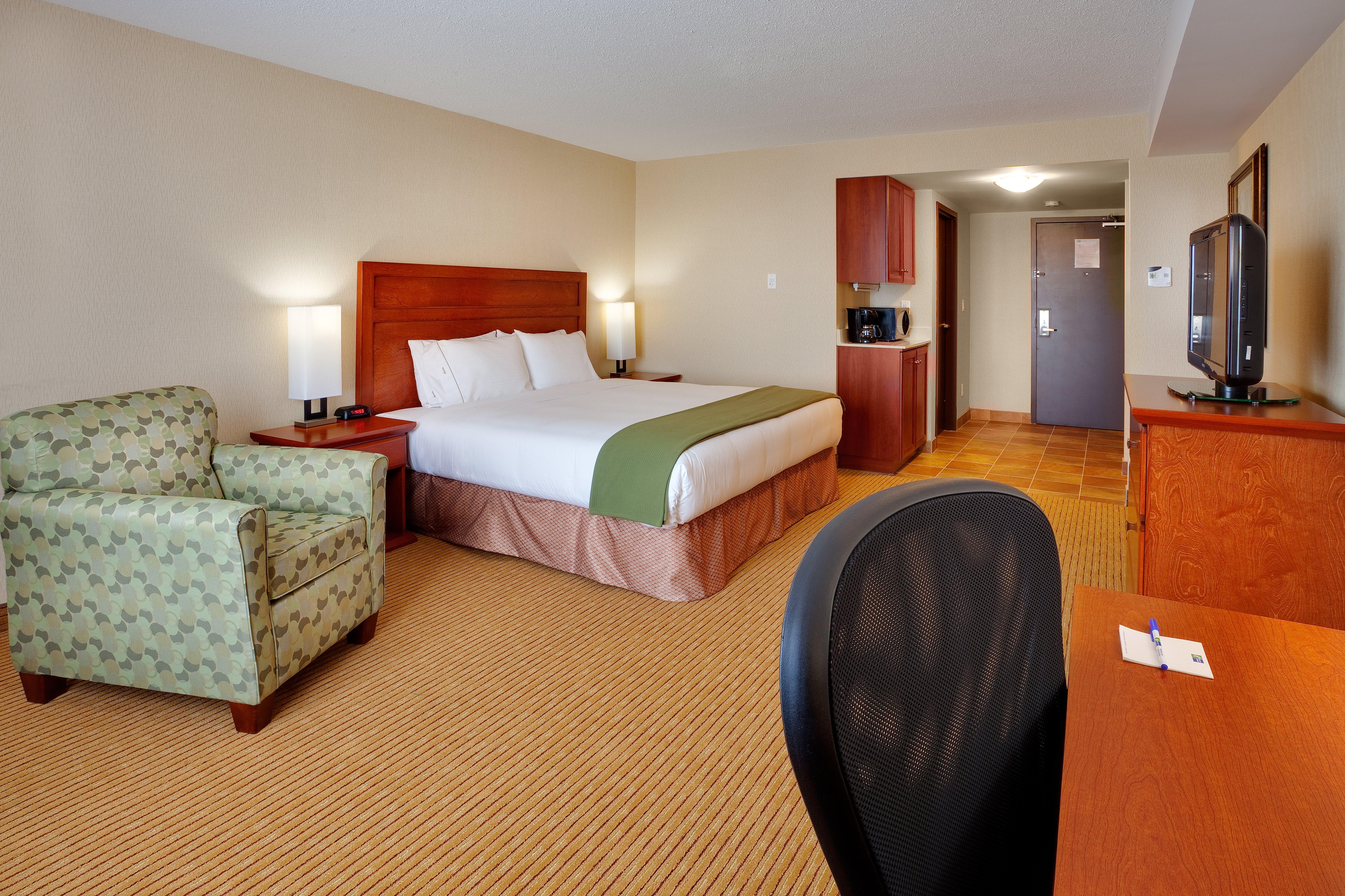 Holiday Inn Express Hotel & Suites Clarington - Bowmanville By Ihg Exterior photo