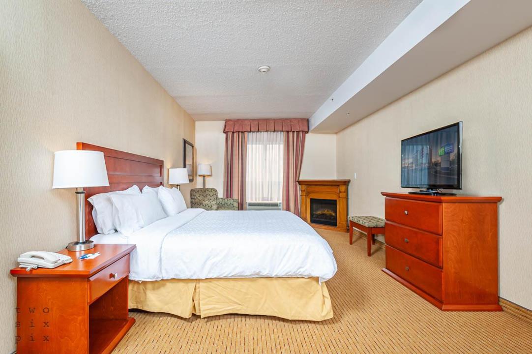 Holiday Inn Express Hotel & Suites Clarington - Bowmanville By Ihg Exterior photo