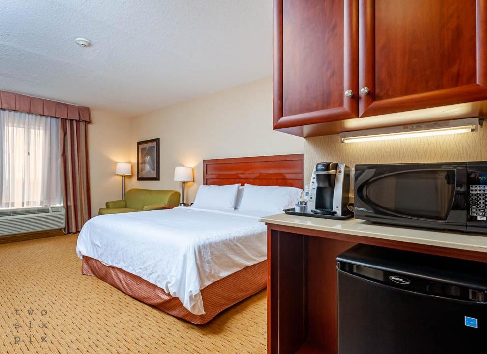 Holiday Inn Express Hotel & Suites Clarington - Bowmanville By Ihg Exterior photo
