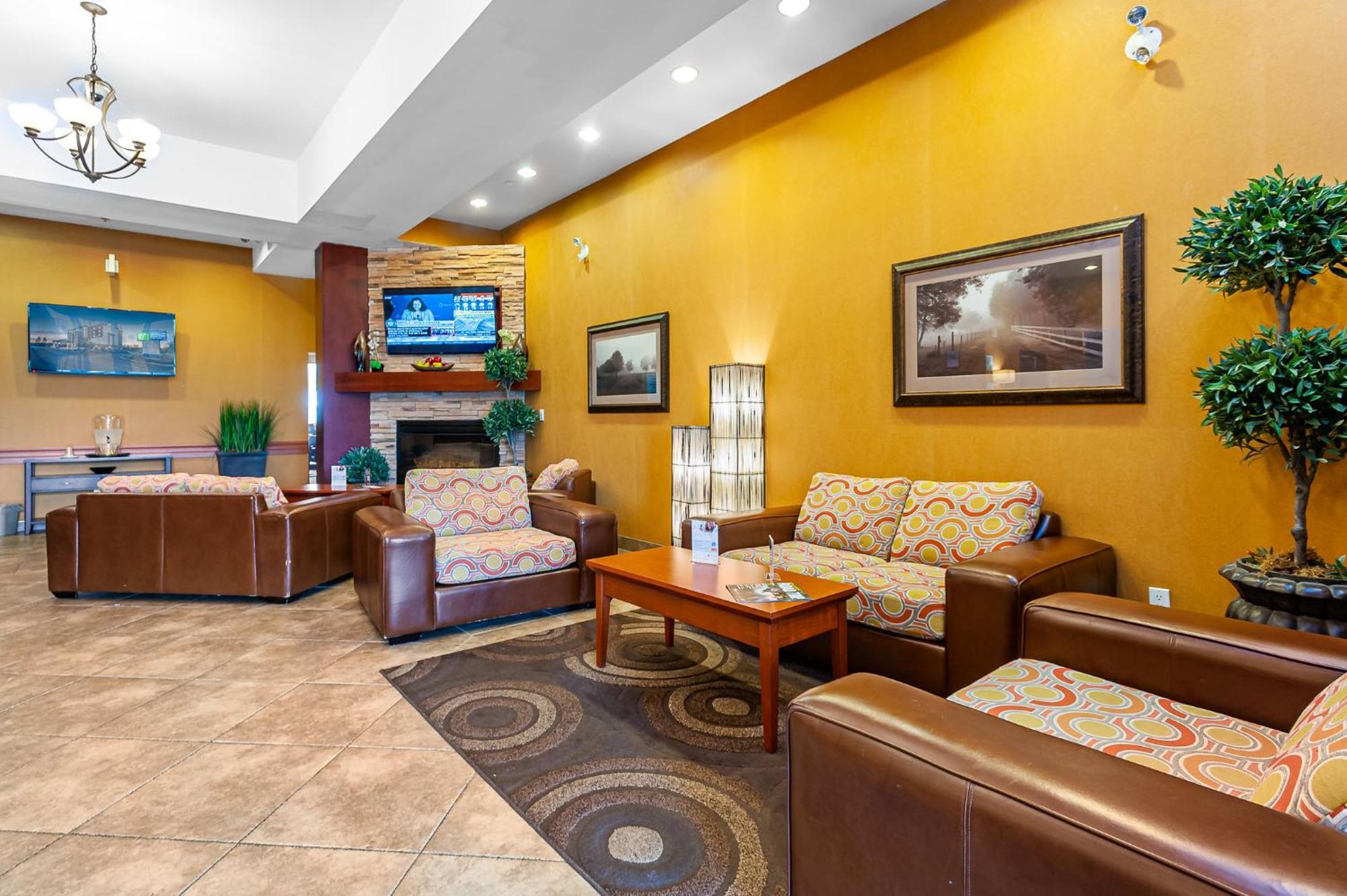 Holiday Inn Express Hotel & Suites Clarington - Bowmanville By Ihg Exterior photo