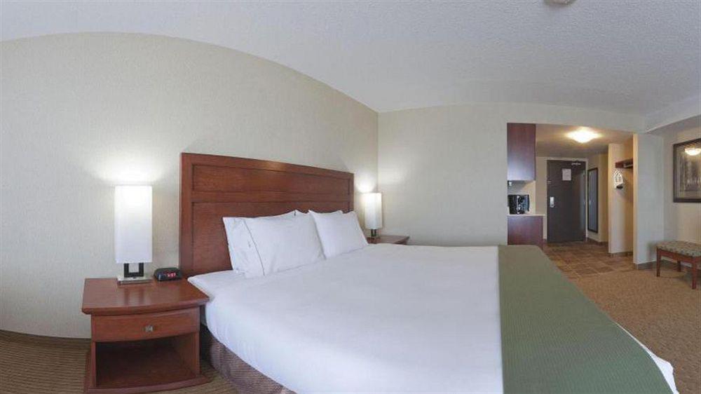 Holiday Inn Express Hotel & Suites Clarington - Bowmanville By Ihg Exterior photo